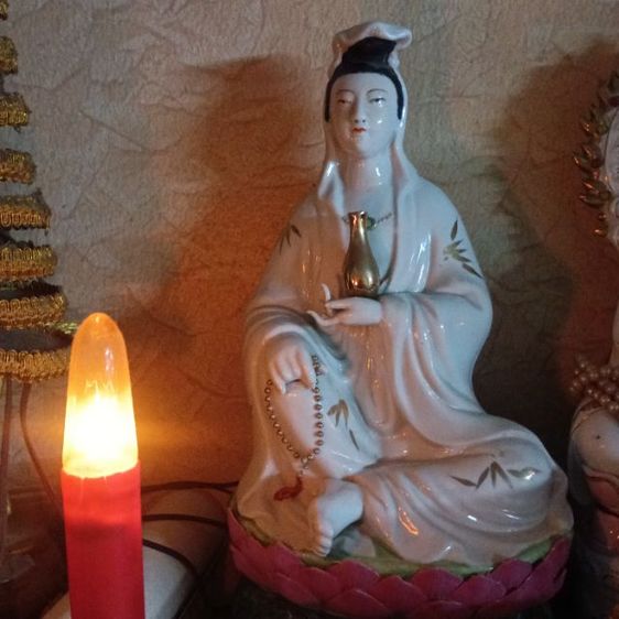 ขายให้บูชาเจ้าแม่กวนอิม 16นื้ว ราคา2650- ลดพืเศษ 2,199- ยังบูชาอยู่ สนใจ ติดต่อ 0656402469 ชัย 