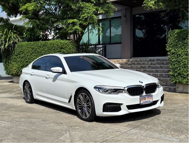 รถ BMW Series 5 530e สี ขาว