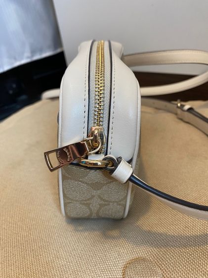 กระเป๋าสะพายข้าง COACH สีครีม แท้ และใหม่มาก รูปที่ 5