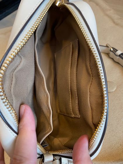 กระเป๋าสะพายข้าง COACH สีครีม แท้ และใหม่มาก รูปที่ 9