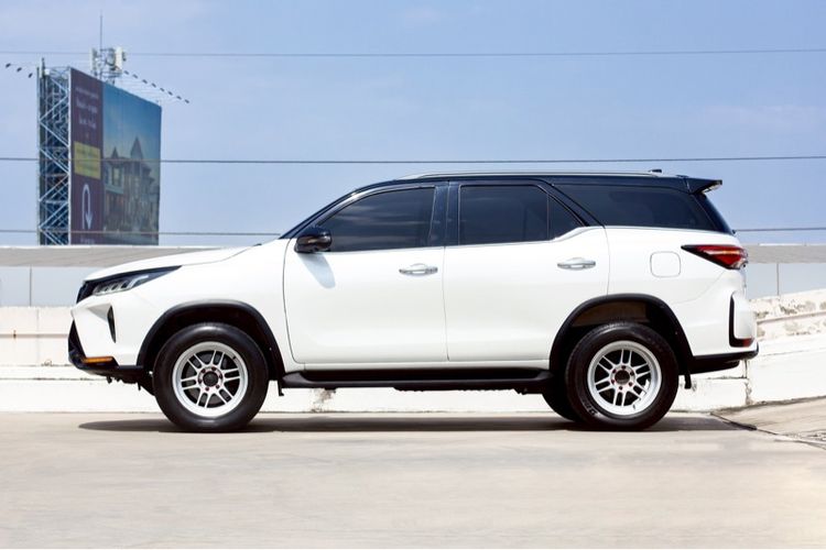 Toyota Fortuner 2020 2.8 LEGENDER 4WD AT Utility-car ดีเซล ไม่ติดแก๊ส เกียร์อัตโนมัติ ขาว รูปที่ 4