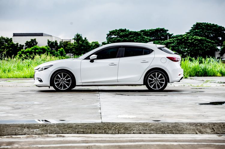 Mazda Mazda3 2019 2.0 S Sedan เบนซิน เกียร์อัตโนมัติ ขาว รูปที่ 2
