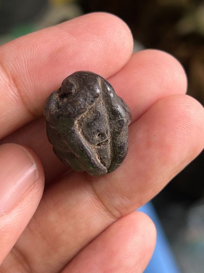 พระปิดตาเนื้อผงดำเก่า ตามรูป