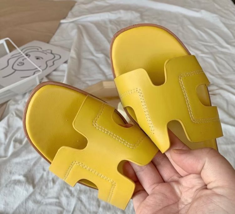 รองเท้าหนังPVC รองเท้าแฟชั่นเกาหลี เบอร์ 40 (ยาว 25 ซม) มือหนึ่ง มีสีเหลืองและสีฟ้า