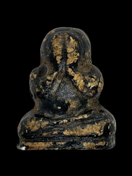 พระปิดตาหลวงพ่อทองสุข พิมพ์ตะพาบเข่ากว้าง ยุคต้น เนื้อผงจุ่มรัก(049)