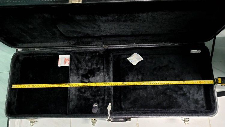 เคสกีต้าร์ไฟฟ้าหนังเรียบ ยี่ห้อKACES ACE PRODUCT ENT แข็งแรงทนทาน  ภายนอกวัสดุหนังสีดำ ภายในบุกำมะหยี่สีดำหนาๆตัวล๊อค 3 ตัวมีกุญแจล๊อคบานพับ รูปที่ 4