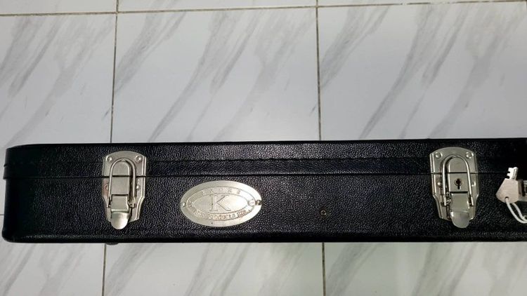 เคสกีต้าร์ไฟฟ้าหนังเรียบ ยี่ห้อKACES ACE PRODUCT ENT แข็งแรงทนทาน  ภายนอกวัสดุหนังสีดำ ภายในบุกำมะหยี่สีดำหนาๆตัวล๊อค 3 ตัวมีกุญแจล๊อคบานพับ รูปที่ 6