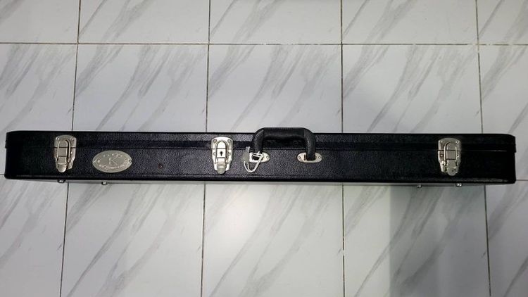 เคสกีต้าร์ไฟฟ้าหนังเรียบ ยี่ห้อKACES ACE PRODUCT ENT แข็งแรงทนทาน  ภายนอกวัสดุหนังสีดำ ภายในบุกำมะหยี่สีดำหนาๆตัวล๊อค 3 ตัวมีกุญแจล๊อคบานพับ รูปที่ 7