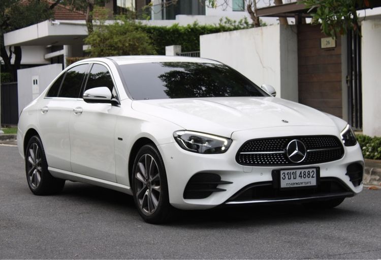 Mercedes-Benz E-Class 2022 E300e Sedan ปลั๊กอินไฮบริด (PHEV) เกียร์อัตโนมัติ ขาว รูปที่ 2