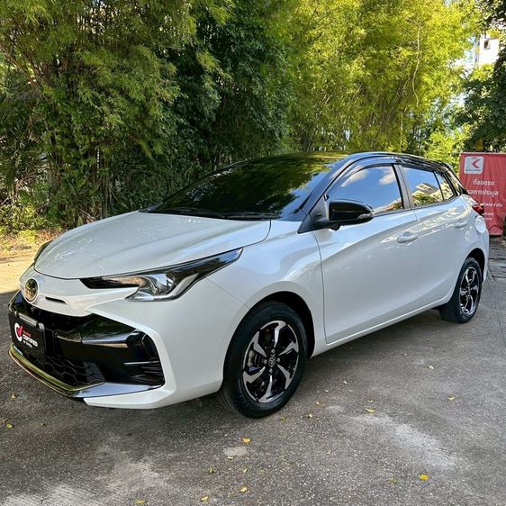 Toyota Yaris 2023 1.2 Premium S Sedan เบนซิน ไม่ติดแก๊ส เกียร์อัตโนมัติ ขาว รูปที่ 2