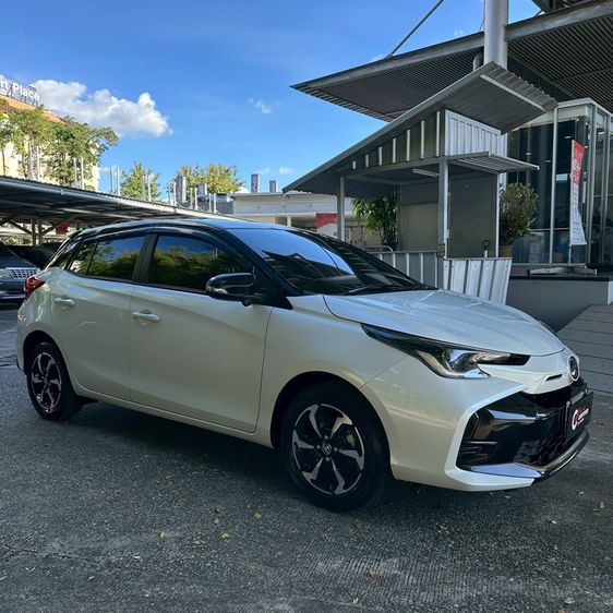 รถ Toyota Yaris 1.2 Premium S สี ขาว