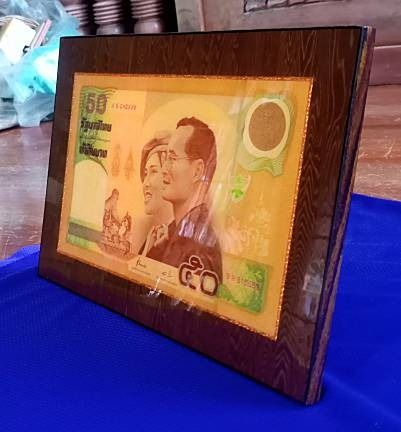 ธนบัตรที่ระลึก 50 บาทอภิเษกสมรสและบรมราชาภิเษกครบ 50 ปีพร้อมใส่กรอบให้เป็นของเก่าที่หายากพร้อมใส่กรอบเคลือบอย่างดี รูปที่ 2