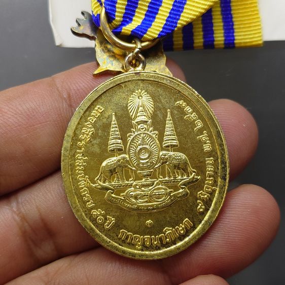 เหรียญที่ระลึกประดับแพรแถบ เฉลิมพระเกียรติ พระราชพิธีกาญจนาภิเษก พ.ศ.2539 แบบชาย รูปที่ 5