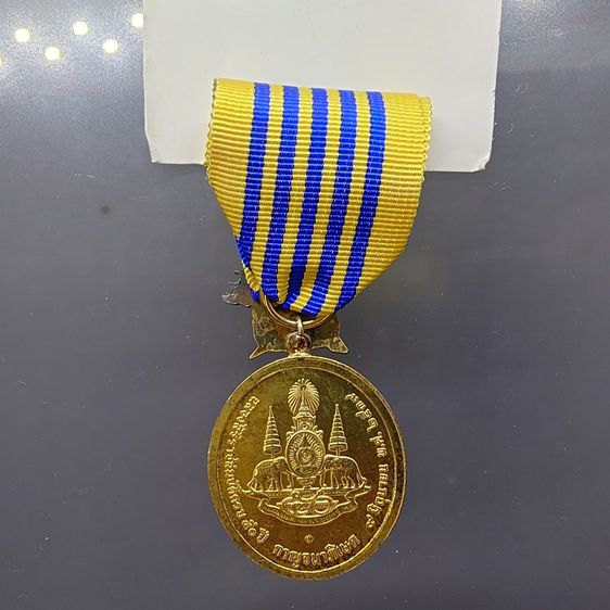 เหรียญที่ระลึกประดับแพรแถบ เฉลิมพระเกียรติ พระราชพิธีกาญจนาภิเษก พ.ศ.2539 แบบชาย รูปที่ 3