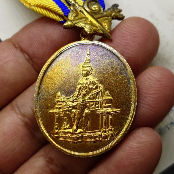 เหรียญที่ระลึกประดับแพรแถบ เฉลิมพระเกียรติ พระราชพิธีกาญจนาภิเษก พ.ศ.2539 แบบชาย รูปที่ 4