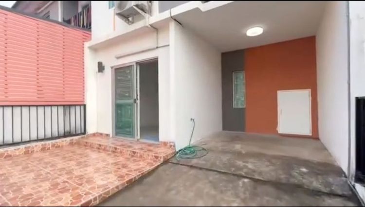 ขายทาวน์เฮ้าส์ ติดถนนเมนหลัง  3 นอน 2 น้ำ  สภาพดี