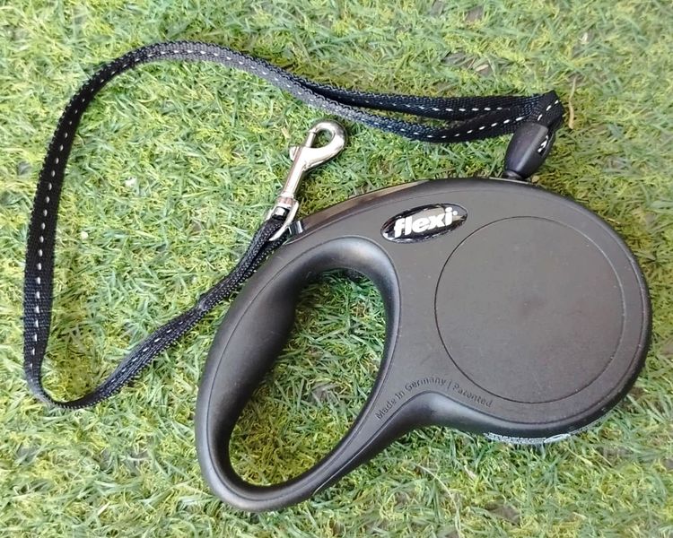 สายจูงสุนัขแบบยืดหดได้ยี่ห้อ Flexi ซึ่งเป็นแบรนด์จากประเทศเยอรมนี มือสองสภาพดีมาก