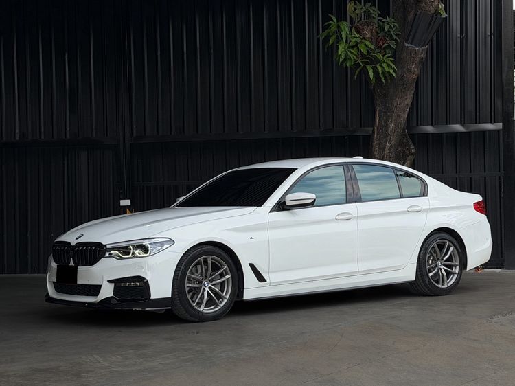 รถ BMW Series 5 520d สี ขาว