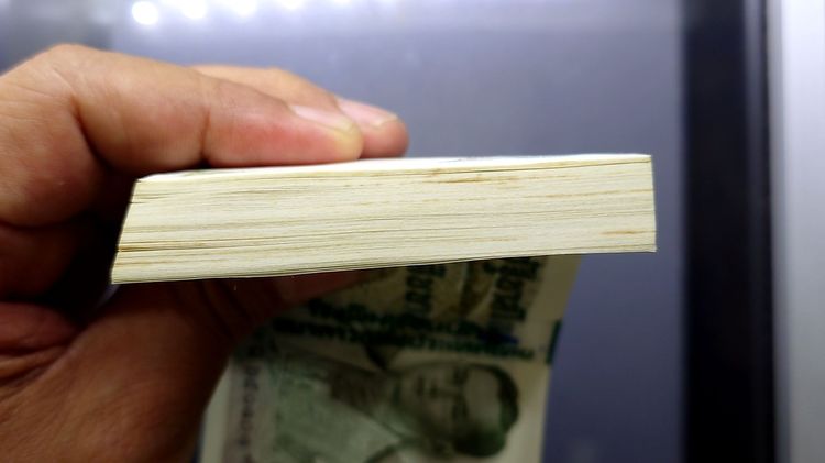 ธนบัตรยกแหนบ 100 ใบ เรียงเลข ธนบัตร 20 บาท แบบ 11 สมัยรัชกาลที่9 ปี2514 ไม่ผ่านใช้	 ธนบัตร 20 บาท แบบ 11 สมัยรัชกาลที่9 ปี2514 ธนบัตรยกแหนบ  รูปที่ 7