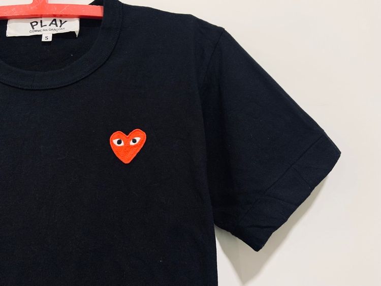 เสื้อยืด COMME des GARÇONS แท้ 💯 size S ขนาด อก 19 ยาว 26 นิ้ว สภาพใหม่มาก ทรงสวย เนื้อผ้านิ่มมาก หายากน่าสะสมครับ รูปที่ 2