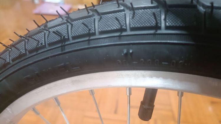 ล้อจักรยาน 20 นิ้ว ยางและยางในของ Camel มีตัวรองขอบยางกันยางด้านใน ประกอบพร้อมใช้ เป็นล้อหน้า ซื้อแล้วใส่ได้เลย สูบลมพร้อม มือ 1 รูปที่ 2