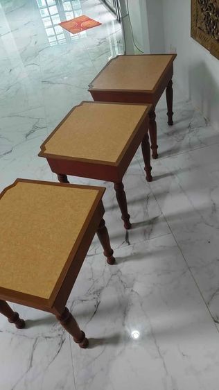 อื่นๆ น้ำตาล เซ็ทโต้ะไม้เล็กสามตัว สำหรับวางของ มีลิ้นชักในตัว สภาพใช้งาน