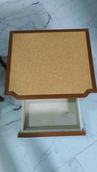 เซ็ทโต้ะไม้เล็กสามตัว สำหรับวางของ มีลิ้นชักในตัว สภาพใช้งาน รูปที่ 10