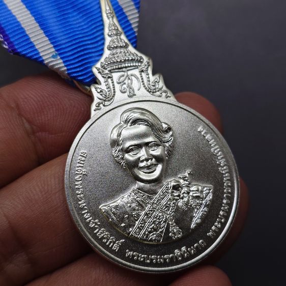 เหรียญที่ระลึกประดับแพรแถบ เฉลิมพระเกียรติพระบรมราชินีนาถ พระบรมราชชนนีพันปีหลวง พระชนมพรรษา 90 พรรษา พ.ศ.2565 "แบบชาย รูปที่ 6