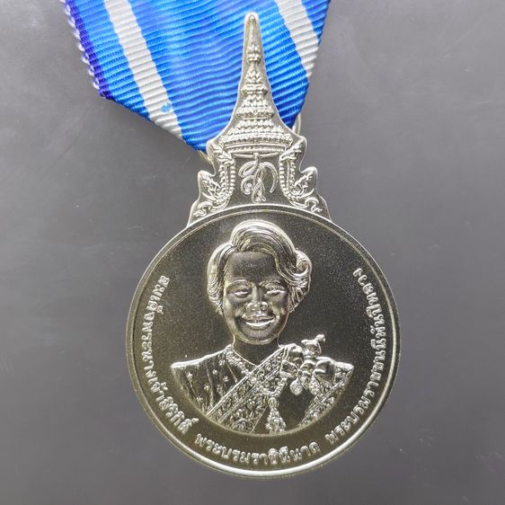 เหรียญที่ระลึกประดับแพรแถบ เฉลิมพระเกียรติพระบรมราชินีนาถ พระบรมราชชนนีพันปีหลวง พระชนมพรรษา 90 พรรษา พ.ศ.2565 "แบบชาย รูปที่ 4