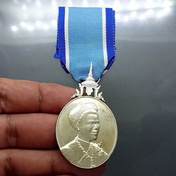 เหรียญไทย เหรียญที่ระลึกประดับแพรแถบ มหามงคลเฉลิมพระชนมพรรษา 6 รอบ สมเด็จพระนางเจ้าสิริกิติ์ พระบรมราชินีนาถ พ.ศ.2547 "แบบชาย