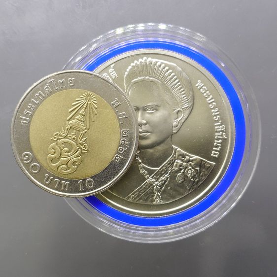 เหรียญ 600 บาท ที่ระลึกพระราชพิธีมหามงคลเฉลิมพระชนมพรรษา 6 รอบ ราชินี พ.ศ.2547 ไม่ผ่านใช้ พร้อมใบเซอร์ รูปที่ 4