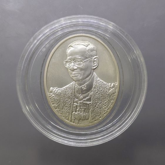 เหรียญพระบรมรูปพระบาทสมเด็จพระเจ้าอยู่หัว ที่ระลึก 100 ปี โรงพยาบาลจุฬาลงกรณ์ สภากาชาดไทย พ.ศ.2557