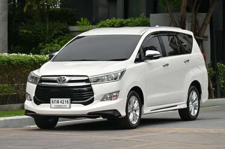 รถ Toyota Innova 2.8 Crysta V สี ขาว
