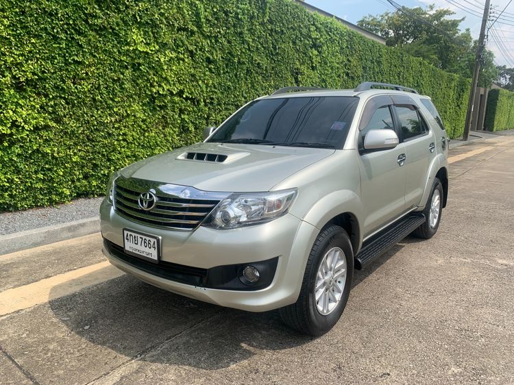 รถ Toyota Fortuner 3.0 V สี เทา