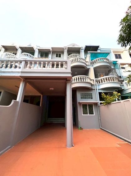 Storey Townhome for Rent in the Heart of Thonglor - Ideal for Living or Home Office Near BTS Ekkamai THB 80,000 per Month