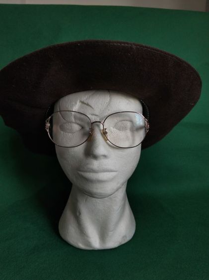 กรอบแว่นตาหญิงแบรนด์ Burberry รุ่น 425 วินเทจ ขนาด 56-15-135 mm.มีปั้มหายากสภาพตามอายุการใช้งานมาแล้วแต่ไม่มีชำรุด รูปที่ 2