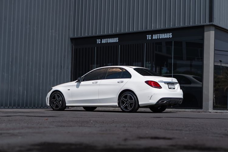 Mercedes-Benz C-Class 2022 C300 Sedan ปลั๊กอินไฮบริด (PHEV) ไม่ติดแก๊ส เกียร์อัตโนมัติ ขาว รูปที่ 4