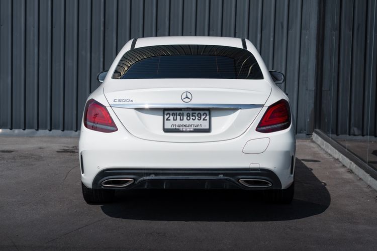 Mercedes-Benz C-Class 2022 C300 Sedan ปลั๊กอินไฮบริด (PHEV) ไม่ติดแก๊ส เกียร์อัตโนมัติ ขาว รูปที่ 3