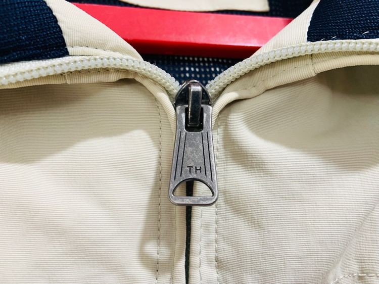เสื้อแจ็คเก็ต TOMMY HILFIGER แท้ 💯 size S ขนาดอก 22 ยาว 26.5 นิ้ว สภาพใหม่มาก ดีเทลสวย มีซัปใน ตัดเย็บดีหายากน่าสะสมครับ รูปที่ 6