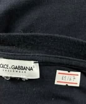 เสื้อยืดคอวี D G Dolce Gabbana แท้ 💯 size วัดจริงขนาด อก 21 ยาว 27 นิ้ว สภาพดีมาก ทรงสวย เนื้อผ้านิ่มมาก หายากน่าสะสมครับ รูปที่ 3