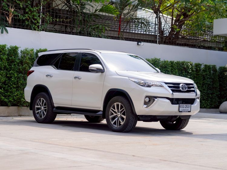 รถ Toyota Fortuner 2.8 V 4WD สี ขาว
