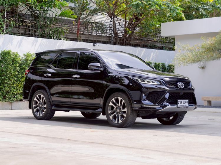 รถ Toyota Fortuner 2.4 Legender 4WD สี ดำ