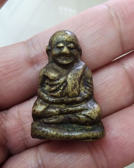 หลวงพ่อเงินพิมพ์นิยมแป๊ะยิ้ม เนื้อกาเก่ามาก 