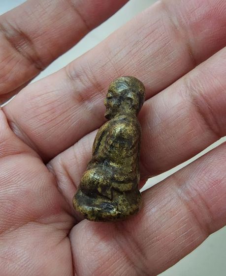 หลวงพ่อเงินพิมพ์นิยมแป๊ะยิ้ม เนื้อกาเก่ามาก  รูปที่ 4