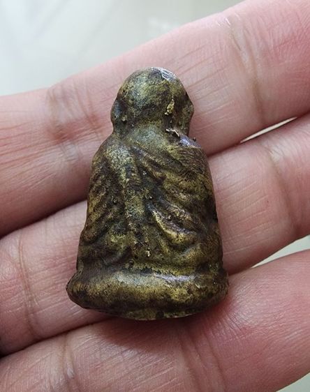 หลวงพ่อเงินพิมพ์นิยมแป๊ะยิ้ม เนื้อกาเก่ามาก  รูปที่ 3