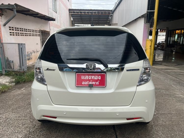 Honda Jazz 2013 1.3 Hybrid Sedan เบนซิน ไม่ติดแก๊ส เกียร์อัตโนมัติ ขาว รูปที่ 4