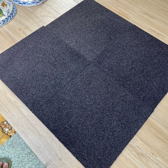 พรมแผ่นปูพื้น พื้นหลังสักหลาด สีดำเข้มผสม รูปที่ 4