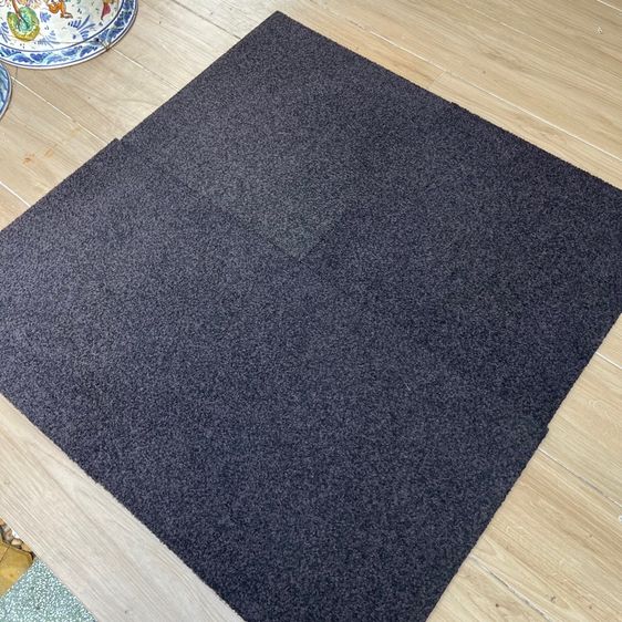 พรมแผ่นปูพื้น พื้นหลังสักหลาด สีดำเข้มผสม รูปที่ 6
