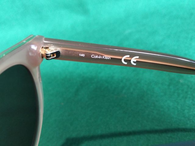 ขอขายแว่นตากันแดด unisex แบรนด์ Calvin Klein รุ่น CK4337SK แท้ผลิตในประเทศจีน ขนาด 53-23-140mm.กระจกดำก้านสีน้ำตาลอ่อน รูปที่ 9