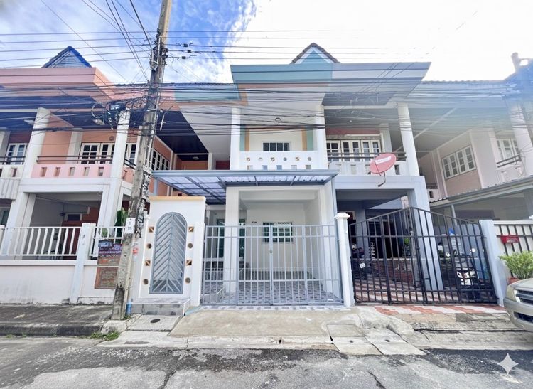 มีบางส่วน ทาวน์เฮ้าส์ 2 ชั้น ม.บดินทร์รักษา 4 แต่งใหม่ทั้งหลัง 3นอน 2น้ำ 20 ตรว.ใกล้แฟชั่น รถไฟฟ้าสายสีชมพู